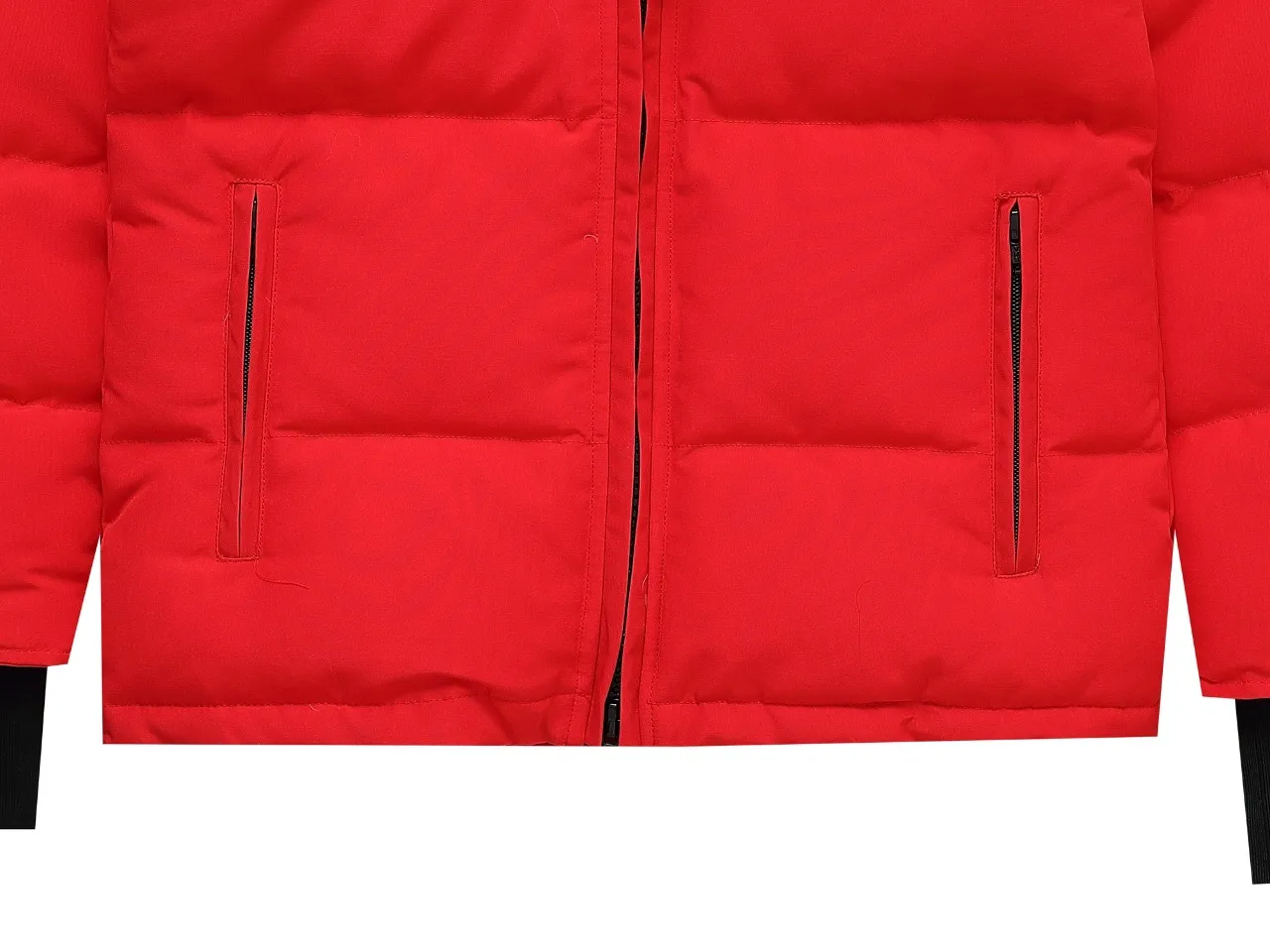 P840 Canada Goose Canada Goose #Expedition04 Parker, a treasure of Canadian origin! Limited supply worldwide! Canada Goose Model 04 is a top-notch couple model. The polar cold-proof outdoor series fur collar detachable hooded parka down jacket is the first Goose in 2024. I hope my partners will like it. Peak quality. I hope everyone can identify it together! The most popular cool items of the Big Goose family in 2024 are online. The same popular product of Yi Yang Qianxi is said to be a joint limited edition Big Goose that cannot be bought in autumn and winter. If you dislike the sameness of the Big Goose in the past, then this model will definitely give you a different experience! This year's most powerful couple's collection for autumn and winter is online, a top-notch luxurious ready-to-wear style, paired with an outdoor warm down jacket with great style and charm! The most standard and classic items of the Daye family in the past two years are equipped with unique reflective stripes for embellishment, which further shows the high-end fashion performance effect. With the embellishment of hardware buckles, it has excellent performance effect. The upper body is clean, simple and elegant, even for urban leisure. It is suitable for various occasions. Designed with large pockets, this model has a large capacity and is equipped with reflective stripes, making it safer at night. It is suitable for various adventure activities. It is made of windproof and waterproof technical materials. The interior is filled with full white duck down, which is absolutely cold-proof and warm. It also has a stand-up collar design and fine fluff at the collar, with meticulous attention to detail! The charm of this model is also more spiritual, and the upper body has more temperament and specifications. It perfectly shows the ultra-high standard of fashionable performance of this model, integrating outdoor and life, and you can even create high-street wear! The most pinnacle limited-edition goose that we have presented so far, both in terms of design and detailed materials, it is completely outstanding. The grand and evergreen version design is matched with cool reflective elements. The overall appearance can be said to be quite high, and it has that kind of powerful outdoor performance! It combines high-end casual attributes with high-street style. It is high-grade, domineering, warm, and beautiful. The visibility of the upper body is quite strong, and the configuration of the owl element is highly brand-recognizable. The overall brand performance and visual effects are fully enhanced, and it also has the high-end sense of fashion and fashionable performance. It is a must-buy product because this is the most awesome down brand on the earth and one of Canada's three national treasure brands. It is also a very sentimental down luxury brand. In the field of polar cold-proof clothing, goose has made an irreplaceable contribution.. SIZE: XS S M L XL XXL Color: black, off-white, red, navy blue, gray